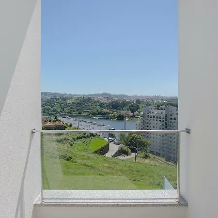 Luxury River View Apartment *