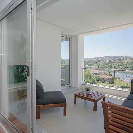 Luxury River View Apartment *